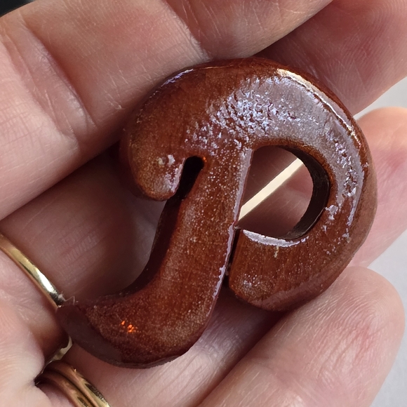 Vintage letter P brooch pin cursive script alphabet brown wood wooden carved - Picture 2 of 5